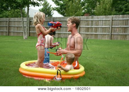 Baggård familie sjov i barnlille Pool.