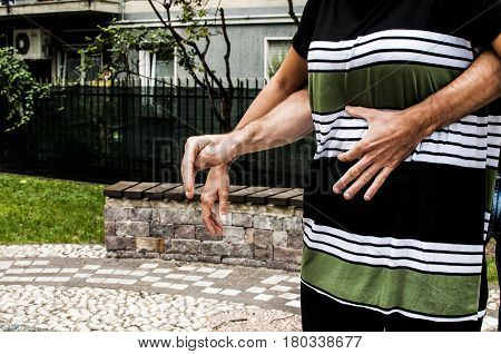 a guy helping a young girl with the heimlich desobstruction while she's choking