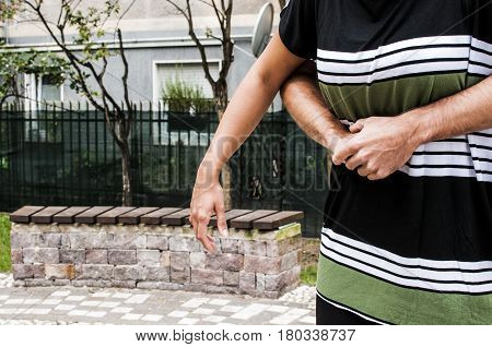 a guy helping a young girl with the heimlich desobstruction while she's choking