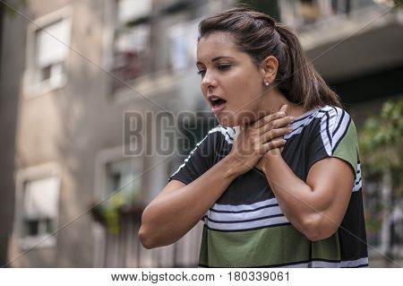 a guy helping a young girl with the heimlich desobstruction while she's choking
