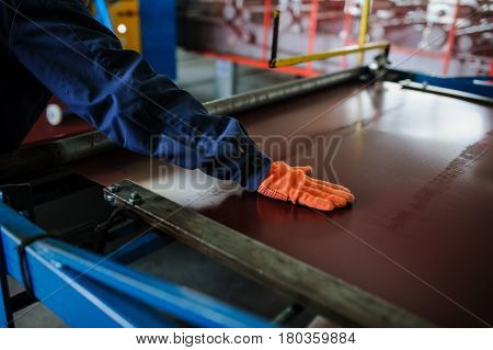 Industrial Worker Spray On Metal Sheet Profiling Machine