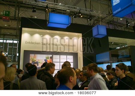 Hannover, Německo - 5. března: Stojan Microsoft na březen 5, 2011 v Cebit počítač Expo, Hannove