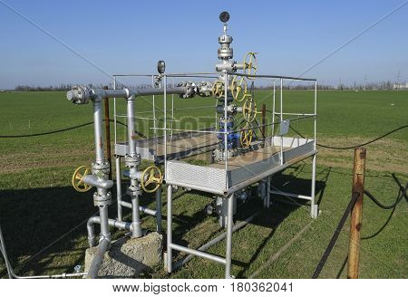 Oil well. The equipment and technologies on oil fields.