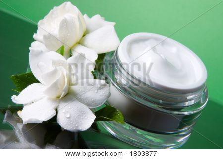ครีมหน้าใสและ Gardenias
