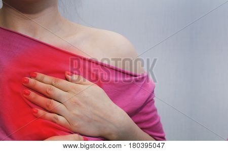 young girl feels pain in the left part of the chest