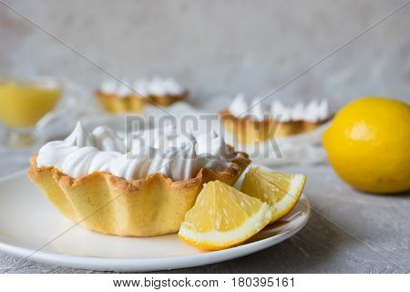Lemon tartlets with brewed lemon cream and wet meringue