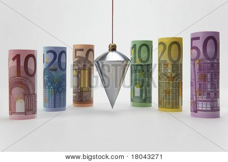 Sroloval Euro bankovky s olovnice na bílém pozadí