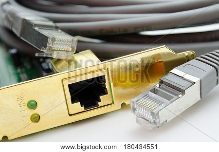 Device and cable for connection to the network