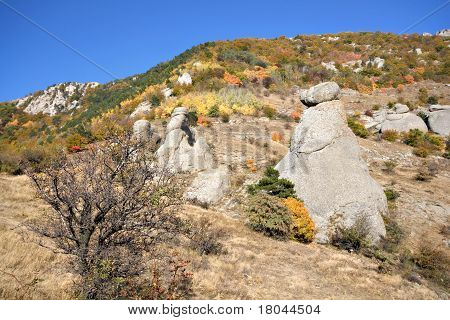 Struiken en rotsen in Crimea bergen. Herfst. Demerdgi rotsen. Oekraïne.