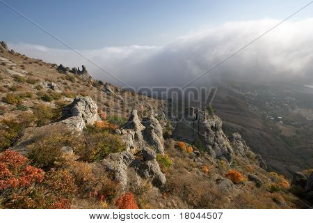 Rotsen, mist in herfst Crimea bergen. Landschap.