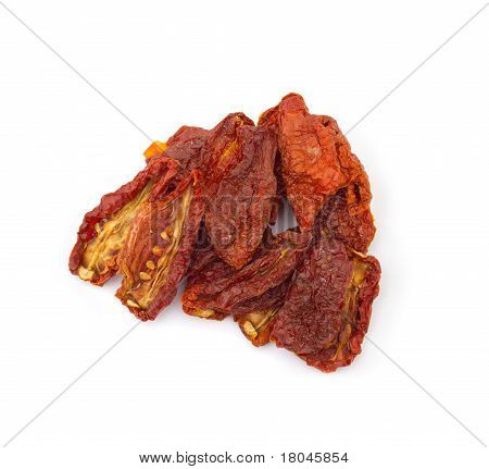 Tomates secos, isolados no branco
