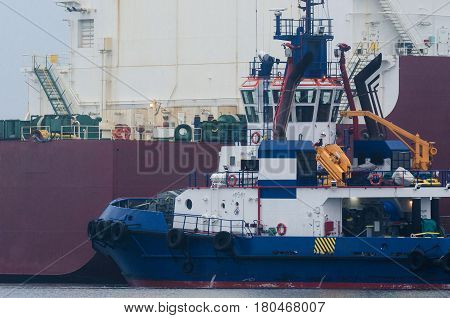 TUG AT WORK - Tug insures mooring Gazoport ship from Qatar with the supply of gas for Polish