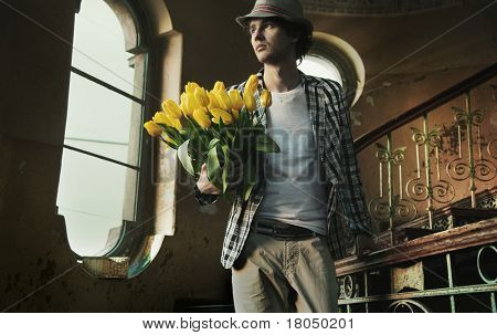Hombre romántico con ramo de tulipanes