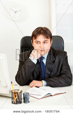 한편 사무실 책상, 계속 머리에 앉아 생각에 잠겨있는 사업가