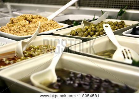 Akdeniz yan yemekler zeytin ve dips oluşan tepsi