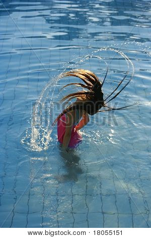 Frosset i fange, en ung pige kaster hovedet tilbage i swimmingpoolen