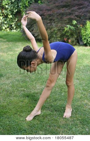 Une jeune fille pratiquant sa danse de ballet se déplace