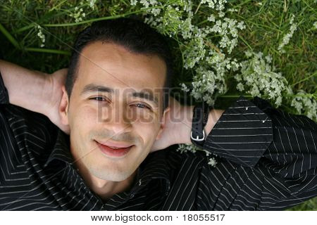 Un jeune homme portant dans un champ de fleurs blanches