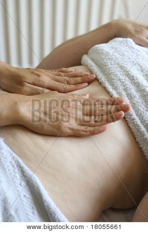 Una donna riceve un trattamento di massaggio metà rift