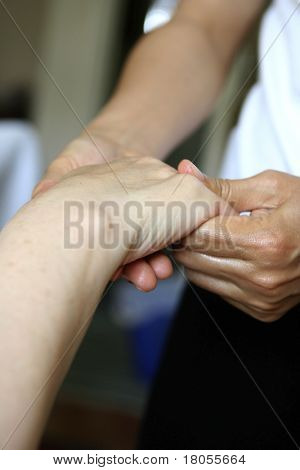 Un massaggio alle mani come parte di un trattamento di massaggio olistico