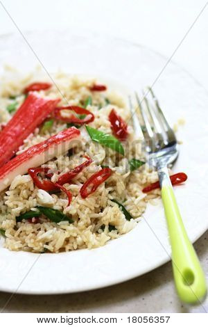 Talíř míchá smažená rýže s crabsticks a fazole, vidlice na straně izolovaných na bílém, s kopií 
