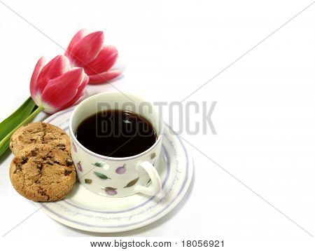 Een kopje zwarte koffie met een chocolade cookie en twee roze tulpen aan de kant, met copyspace. Conce
