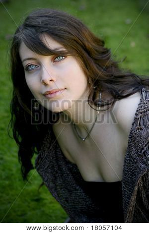 Outdoor Portret van een mooie jonge vrouw met donker haar en blauwe ogen