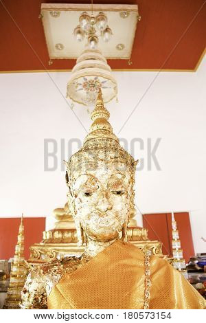Faith has many Buddhist merit gilded Buddha makes the beauty of the golden Buddha. The main idea is to ignore the evil propensities.