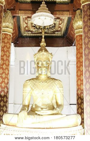 Faith has many Buddhist merit gilded Buddha makes the beauty of the golden Buddha. The main idea is to ignore the evil propensities.
