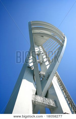 Gunwharf 키, 포츠머스, 남쪽 영국에서 유명한 큰 삼각 돛 타워.