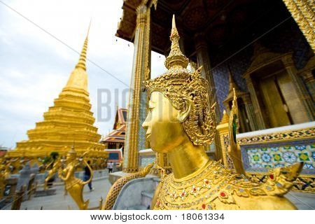 Estátua de Angelica no Wat Phra Kaew, olhando por cima do grande palácio, Bangkok Tailândia.