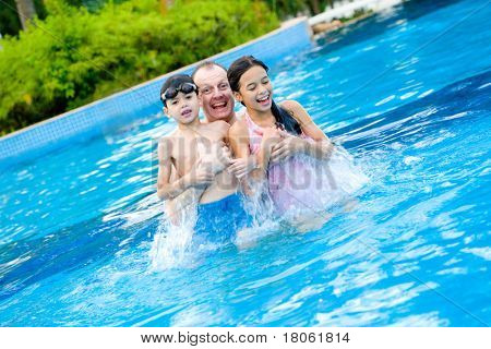 Mann mit zwei Kinder genießen das Schwimmbad