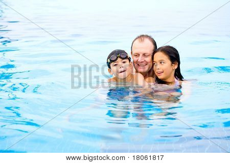 Mann mit zwei Kindern, genießen das Schwimmbad