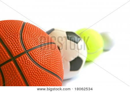 Uspořádání fotbal, basketbal, tennisball a golf Ball v řadě