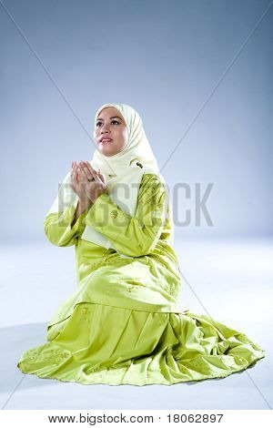 Giovane donna islamica in abiti tradizionali