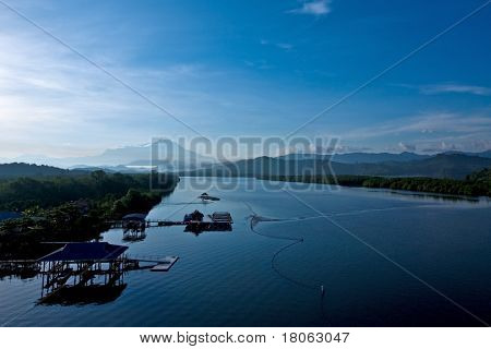 Mount Kinabalu sabah karayolu köprüden görülen ufuk içinde.