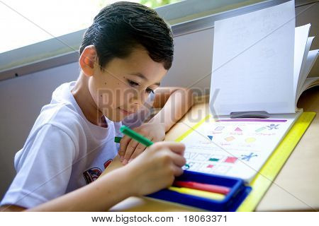 年轻的男孩独占做着色的作业他数学