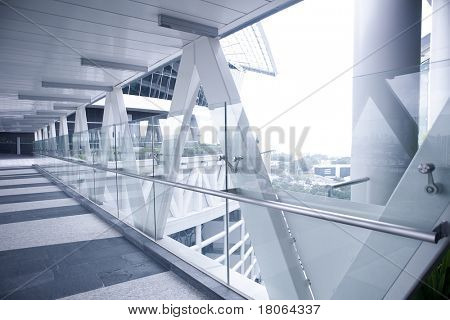 Moderna passerella che collega due blocchi di office tower