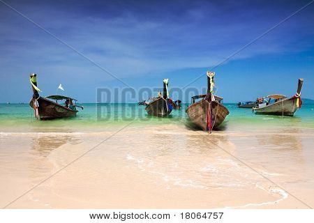 เรือหางยาวชื่อดังที่จอดตามชายฝั่งกระบี่ ชายฝั่งตะวันตกของประเทศไทย