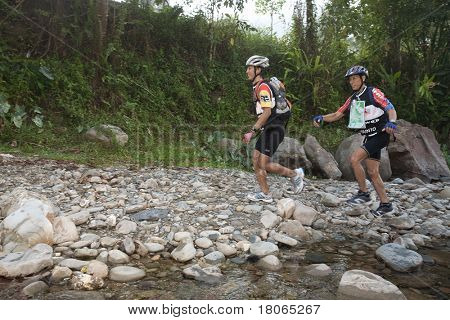 SABAH, MALEISIË - 2 APRIL. Een racer uit een deelnemende team maakt hun weg langs en over een ri