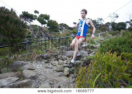 MT KINABALU, SABAH - 25 Ekim: Mt Kinabalu International Climbathon h çalışan katılımcı