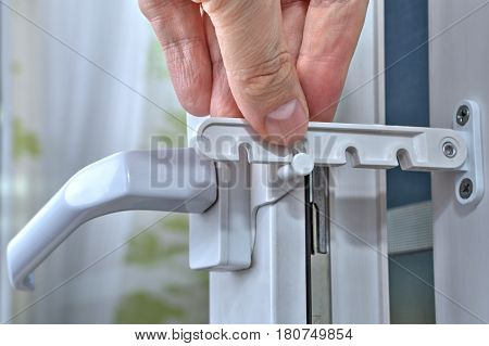 Using the limiter at airing the room close-up hand fixes the width of the slit opening of the window.