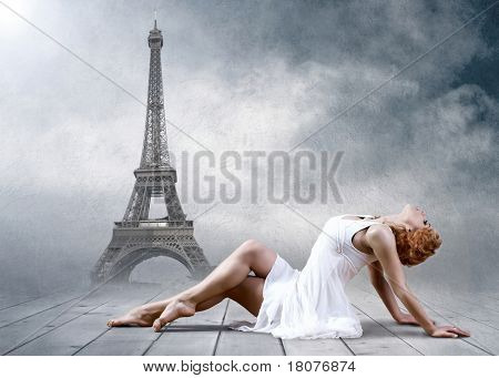 นักเต้นหญิงที่นั่งวางตัวบนพื้นหอ Eifel