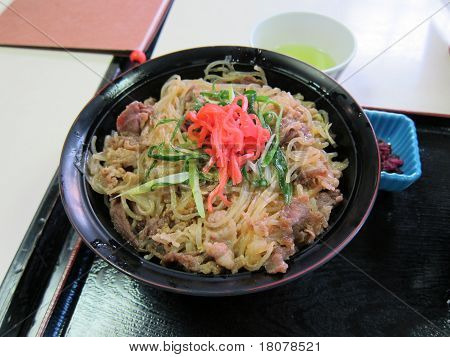 Chutné japonské hovězí rice bowl (gyu-don)