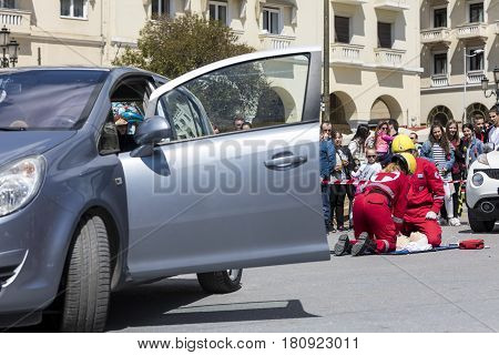 First Aid, Victim Liberation In An Car Accident