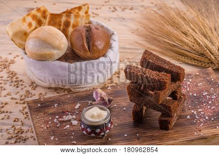 The crackling garlick toasts with sauce garlick and a basket of bread