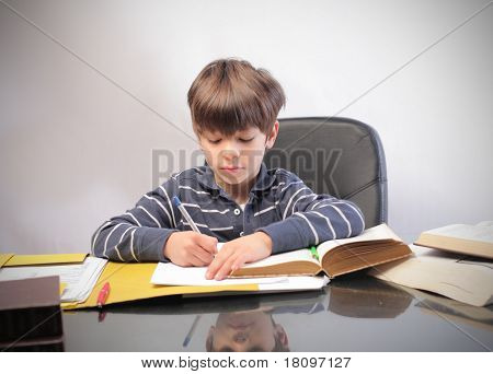 Enfant de faire ses devoirs