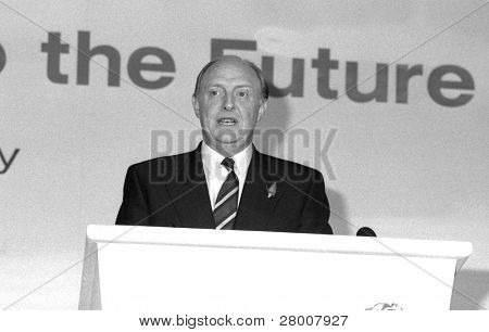 Londres-mayo 24: Neil Kinnock, líder del partido del trabajo y miembro del Parlamento para Islwyn, habla en un pr
