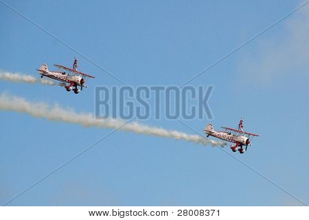 イーストボーン、イギリス-8 月 16： ウォーキング、Guinot 翼チームを実行、航空ショーで 2009 年 8 月 16 日に