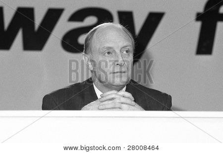 Londres - el 4 de diciembre: Neil Kinnock, líder del partido laborista, asiste a una conferencia de prensa en diciembre